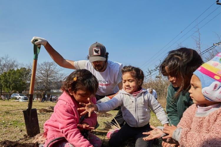 Diseño sin título 2025 08 14T181724.177 Participar es simple y necesario: tu donación se convierte en alimento para una infancia más sana, mientras apoyás la educación ambiental y fomentás la conciencia ecológica en las nuevas generaciones.