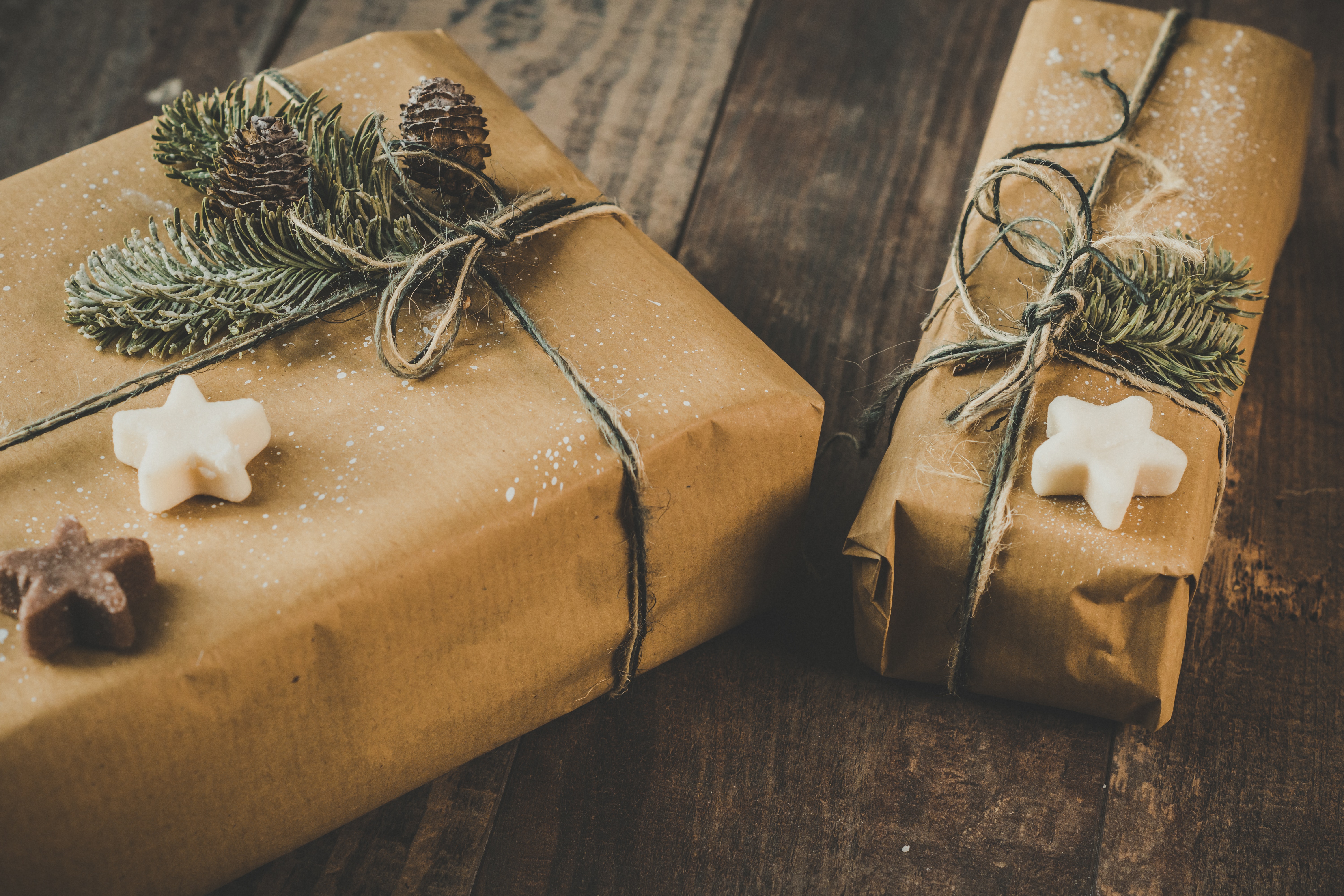 Foto de Ylanite Koppens en Pexels Regalos de navidad envueltos con papel reciclado