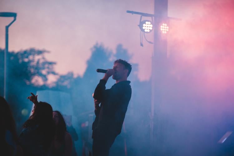 Músico cantando en un concierto