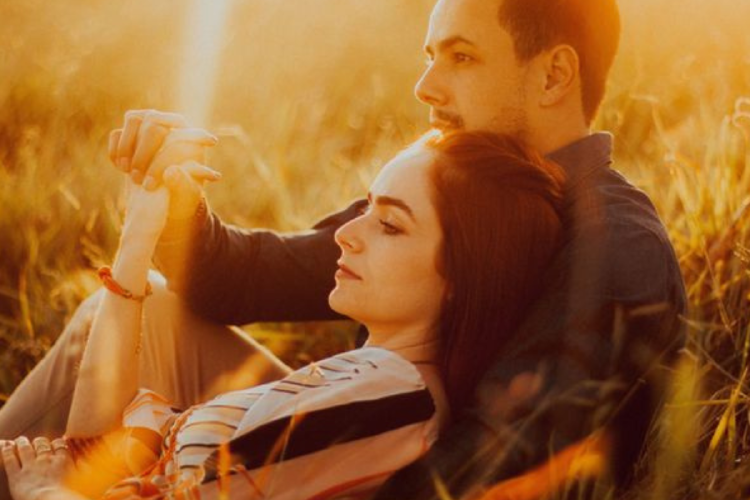 pareja Cuando dos almas se reconocen, no siempre es fácil. A veces duele más de lo que sana. Si sentiste que ese vínculo te transformó para siempre, podrías haber encontrado tu llama gemela.