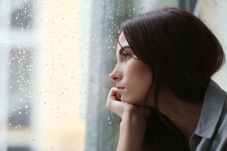 mujer ventana casa