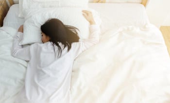dormir mujer Mujer durmiendo en la cama