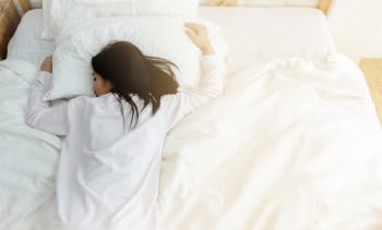 Mujer durmiendo en la cama