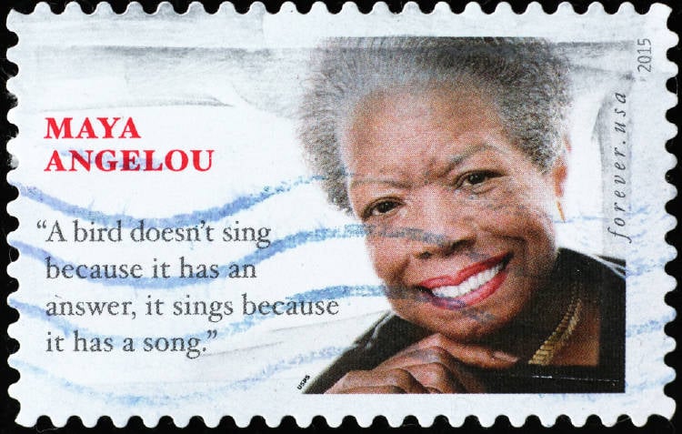 Una estampilla con la imagen de Maya Angelou.