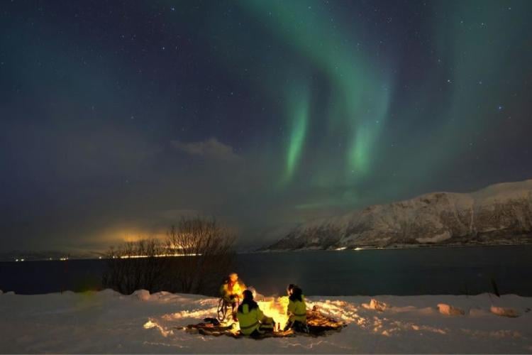 aurora boreal Personas acampando junto a un lago bajo la aurora boreal. (Imagen representativa: Pexels | Luis A. Dumois N.)