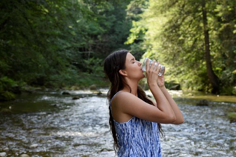 cuánta agua hay que tomar por día