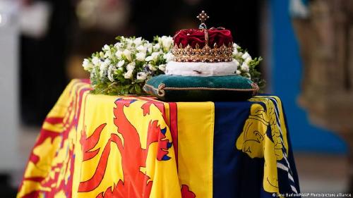 La Corona de Escocia sobre el féretro de la Reina Isabel II.