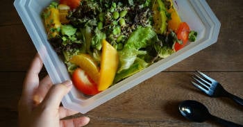 Diseñadora chilena crea envases biodegradables a partir de algas Diseñadora chilena crea envases biodegradables a partir de algas