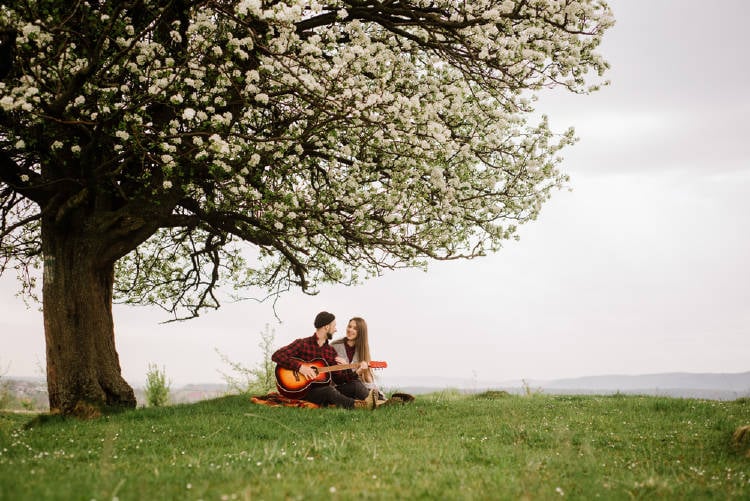 pareja arbol Una pareja sentada debajo de un árbol