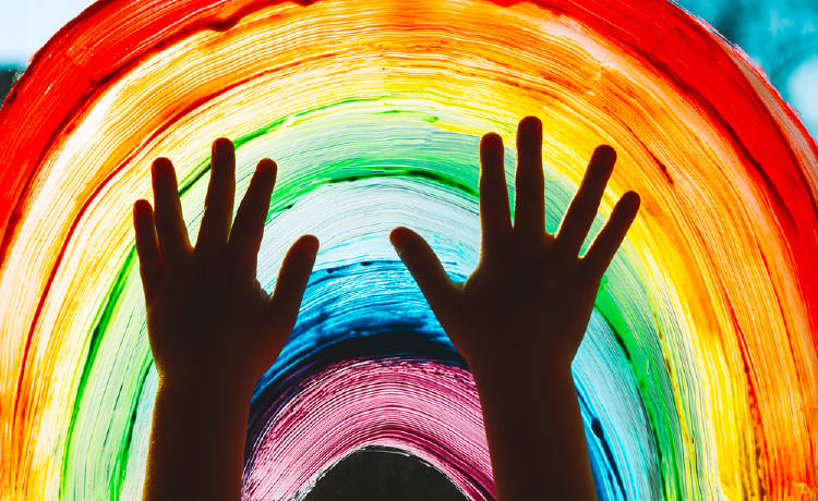 niño arcoiris ventana