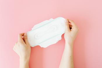 Mujer sosteniendo toalla femenina