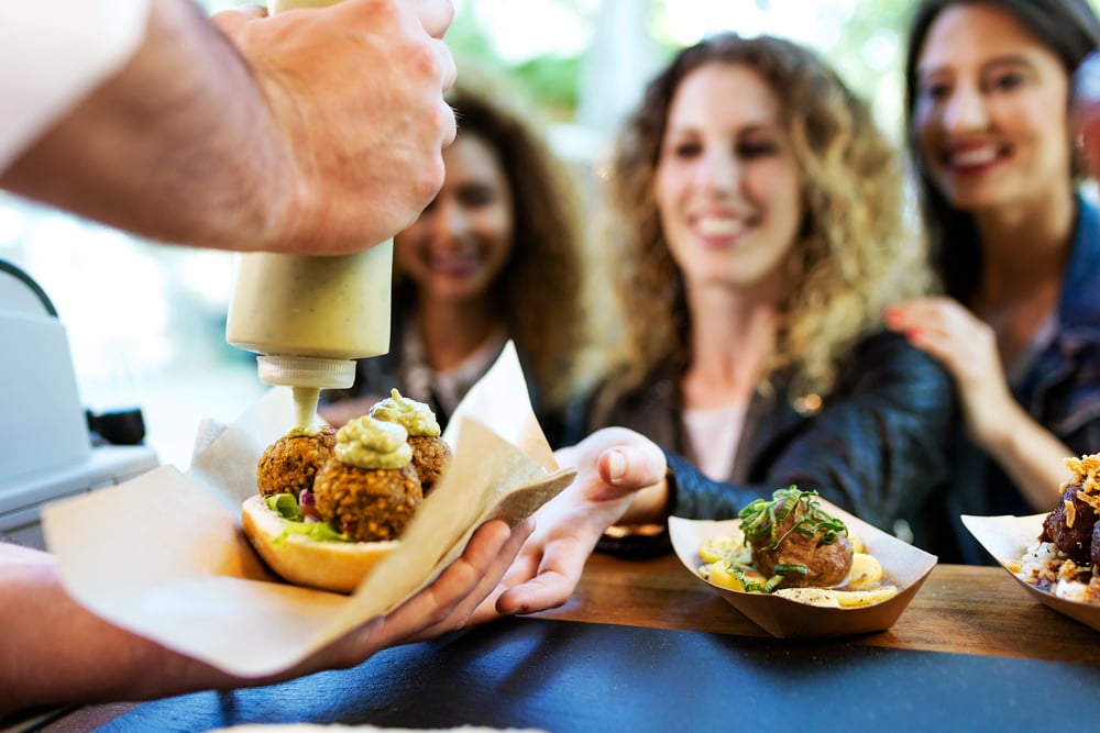 mujeres comida al paso