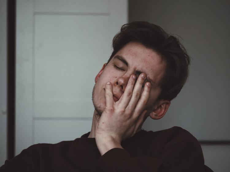 La apnea del sueño puede ocasionar dolores de cabeza fuertes La apnea del sueño puede ocasionar dolores de cabeza fuertes