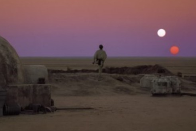 orbita \"Tatooine\", el planeta ficticio de \"Star Wars\", con dos lunas.