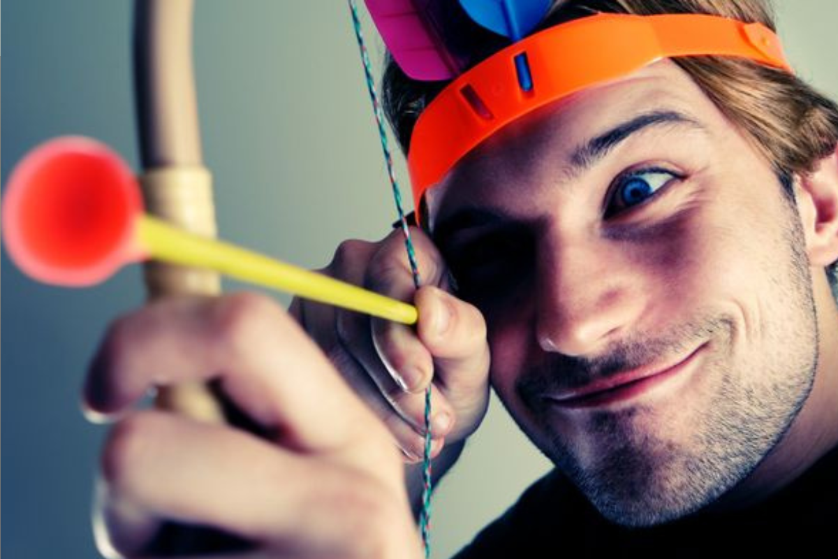 sindrome peter pan Aunque no aparece en los manuales psiquiátricos oficiales, el Síndrome de Peter Pan es una etiqueta cada vez más popular en redes y terapia para describir a personas adultas que se resisten a crecer emocionalmente. (Imagen: Pinterest)