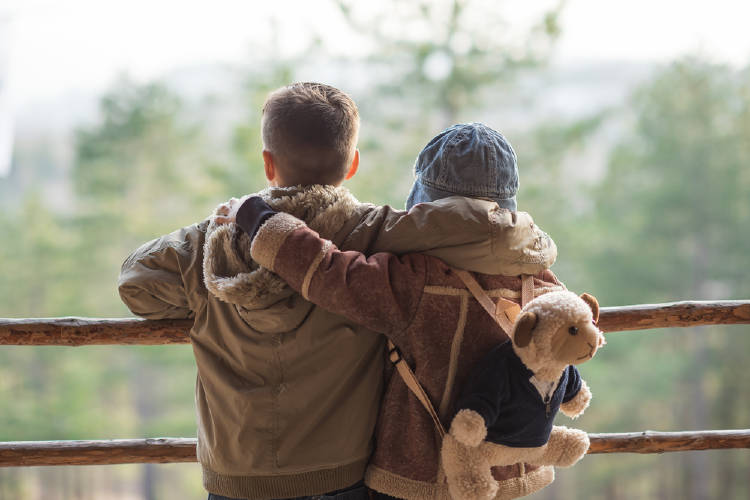 niños abrazo