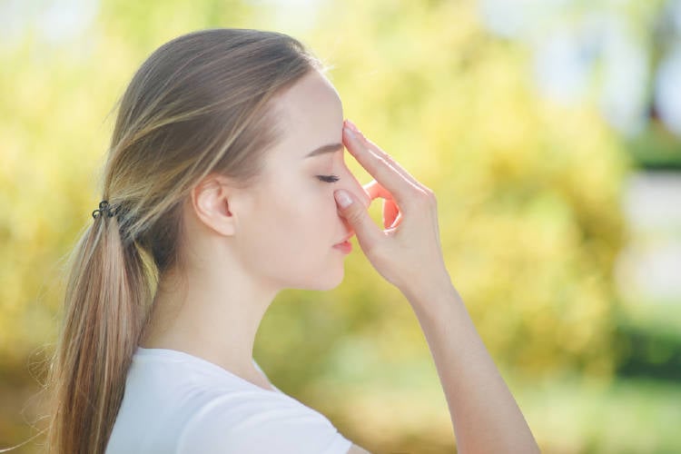 mujer practica pranayama técnica de respiración al aire libre