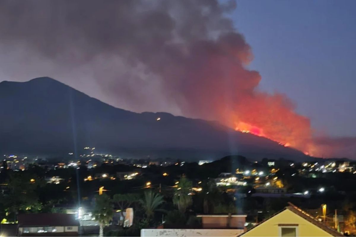 La situación llevó al Gobierno italiano a declarar una movilización nacional extraordinaria para contener el avance del incendio y evitar una catástrofe mayor. (telesurtv.net)