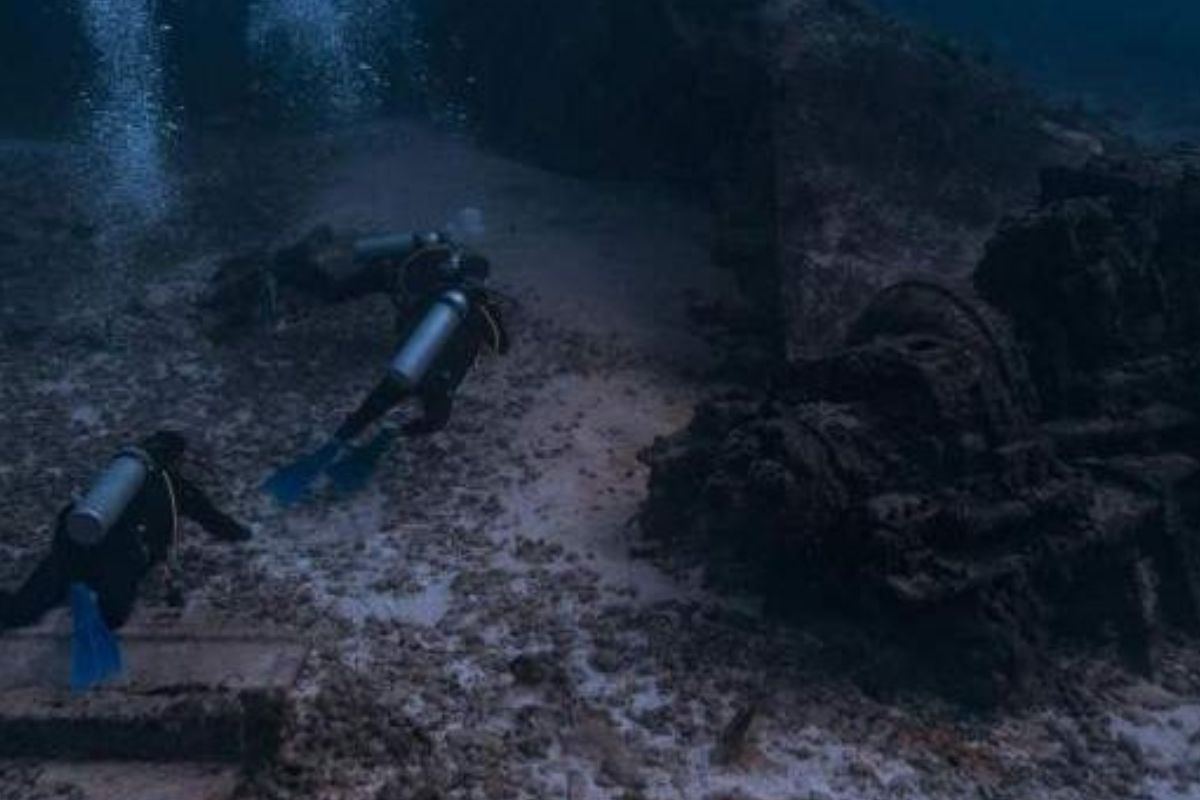 Buzo explorando estructuras rocosas en las profundidades del océano. (Imagen de portada representativa: Pexels | Harvey Clements)