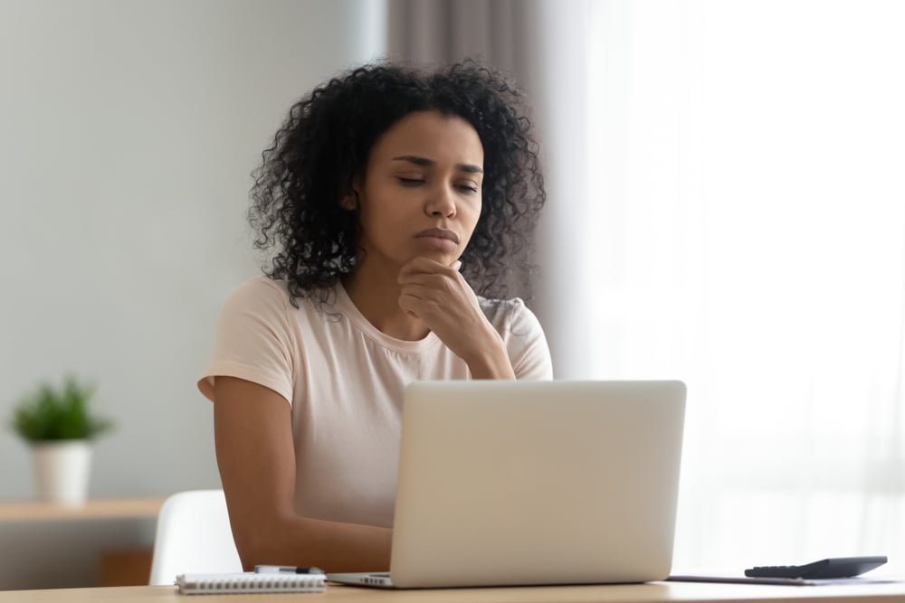 mujer computadora trabajo