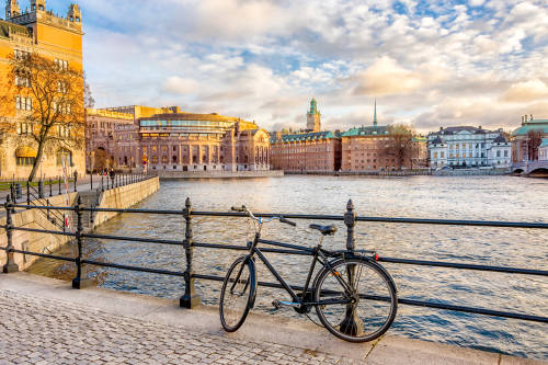 bicicleta y canal de agua Comunidades sustentables: ¿qué son, cómo se crean y ejemplos?