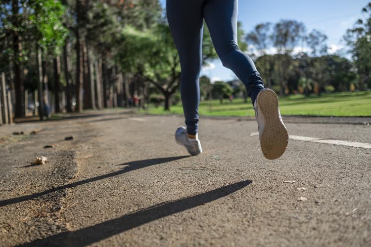 La velocidad a que la caminas habla de tu riesgo frente al Covid 19