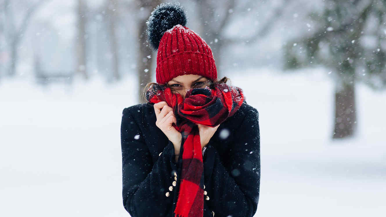 mujer nieve frio