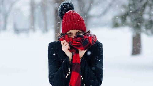 mujer nieve frio mujer nieve frio