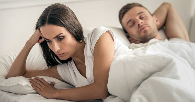 significado-soñar-pareja-te-engaña mujer enojada con su pareja en la cama