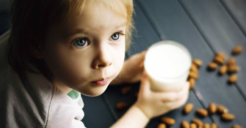 Como pasar a tu hijo de la leche de vaca a la de almendras sin frustrarte en el