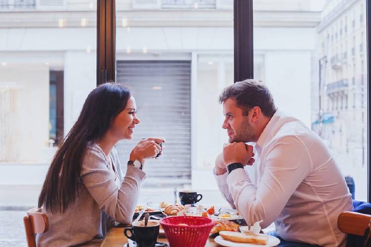 hombre y mujer felices en una cita