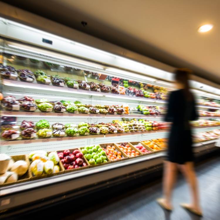 mujer supermercado alimentos