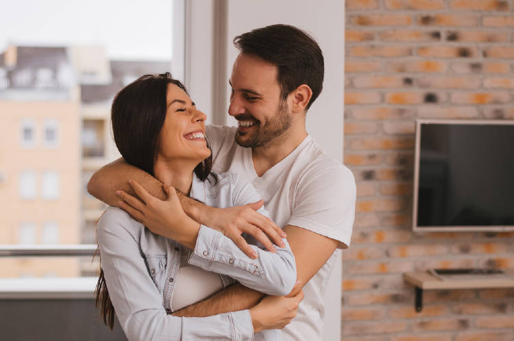 Hombre y mujer abrazados