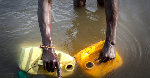 personas acceso agua potable