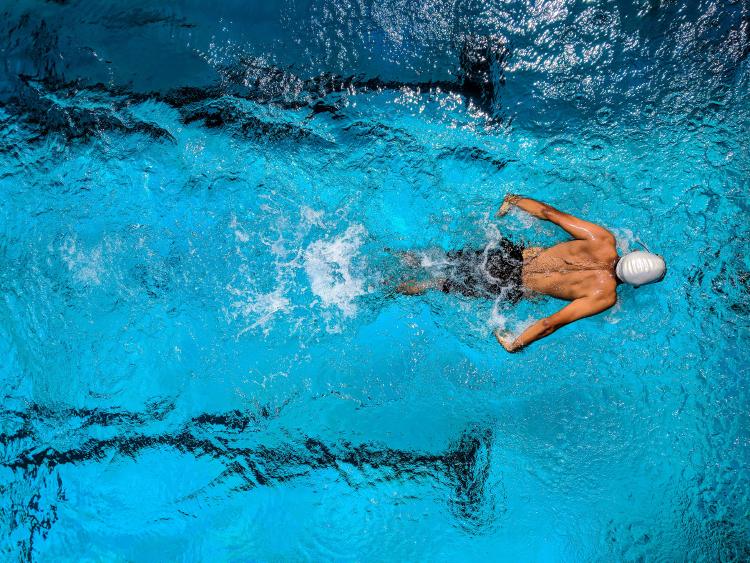 Hombre practicando natacion