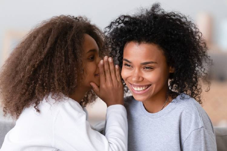 mujeres compartiendo secreto chisme confidencia