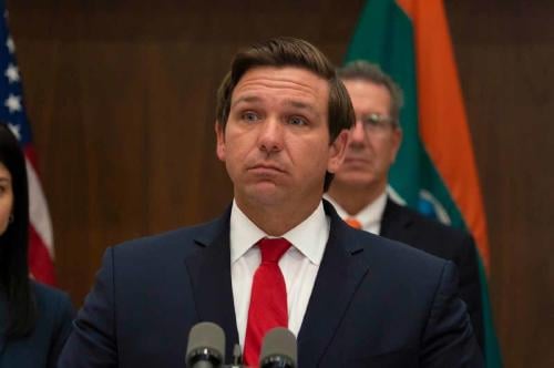 El gobernador de Florida prohíbe a atletas trans participar en competencias feme