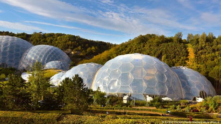 Proyecto Edén Inglaterra vista panorámica de los domos que protegen la selva tropical.