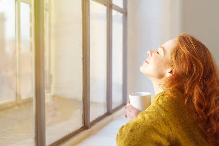 mujer sol ventana