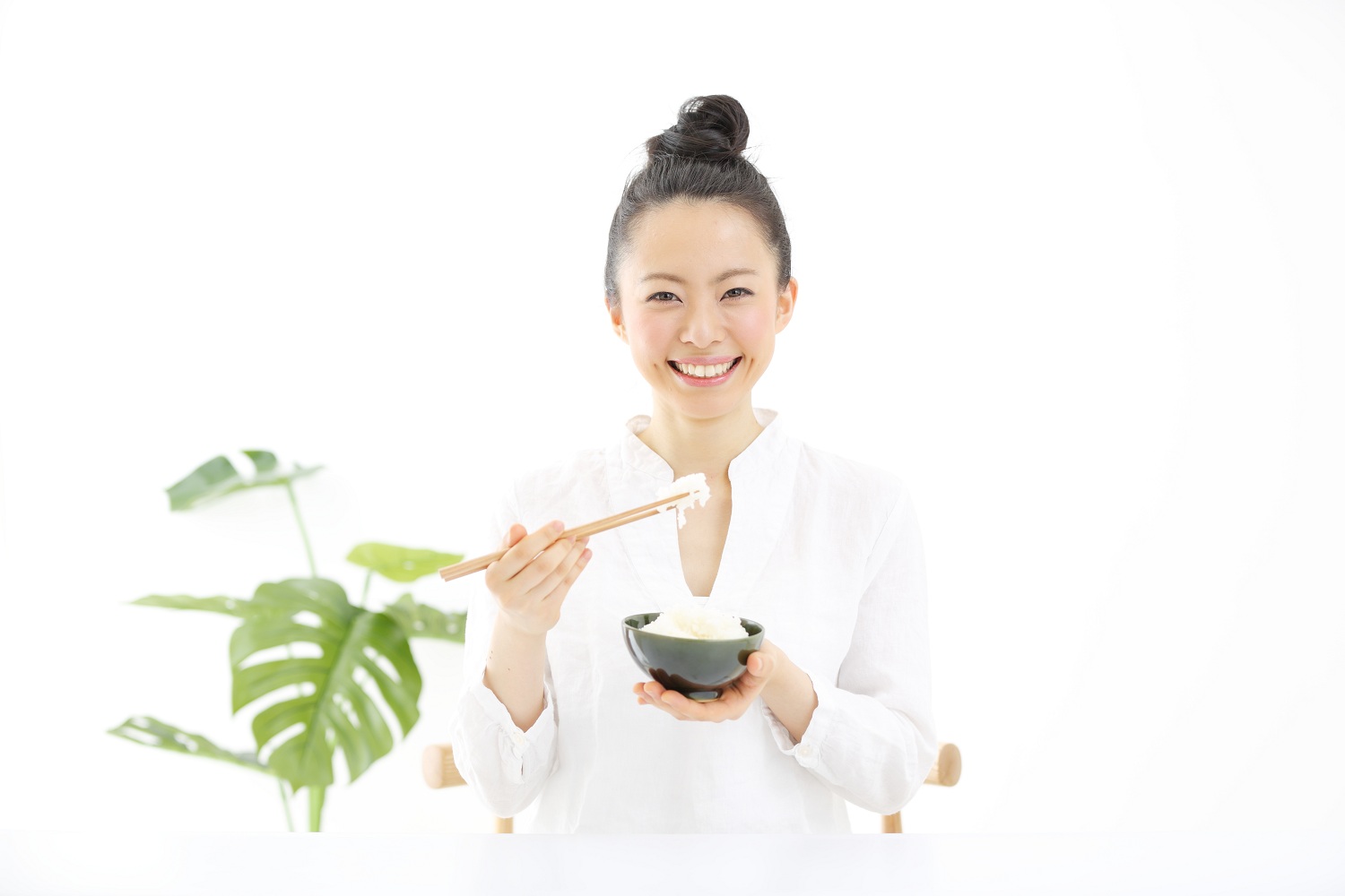 mujer japonesa comiendo arroz con palitos