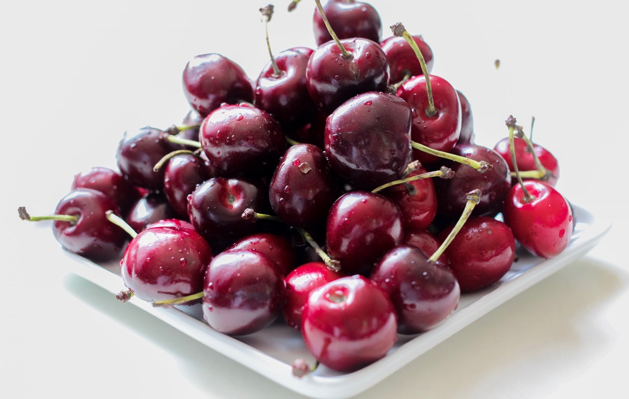 Cerezas apiladas sobre un plato