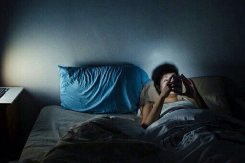 celular en la cama Cada vez más jóvenes caen en el hábito del “vamping”: quedarse despiertos frente a las pantallas hasta altas horas de la noche. Esta práctica, lejos de ser inofensiva, altera el sueño, afecta el ánimo y deteriora la salud a largo plazo. (Foto: Pinterest)