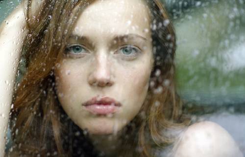 mujer triste mujer triste lluvia
