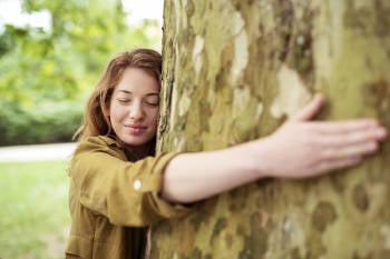 sonrisa abrazar arbol