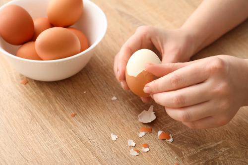 Pelar huevos duros