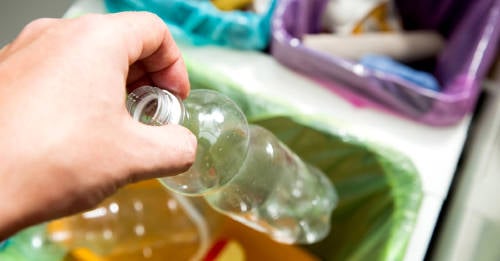 importante separar residuos persona separando los residuos