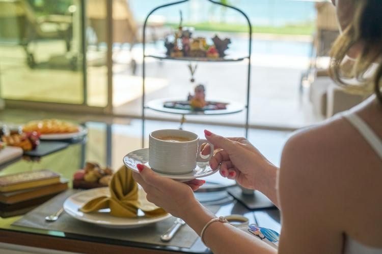 Persona tomando un desayuno en un hotel
