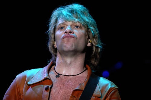Bon Jovi mantiene abiertos sus restaurantes solidarios y lava los platos