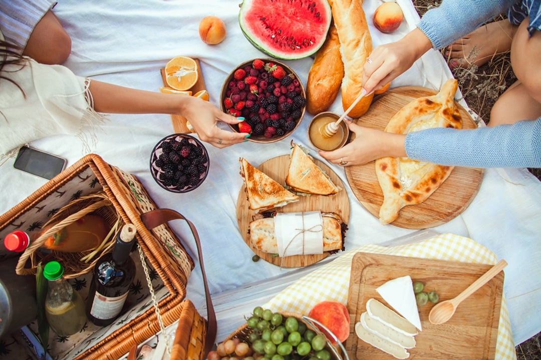 Amistades haciendo un picnic en un parque