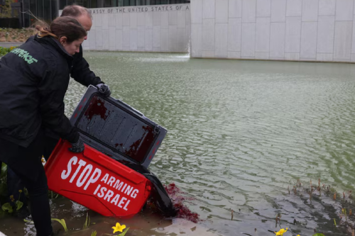 greenpeace Arrestan a jefe de Greenpeace tras protesta en embajada de EE.UU. (Foto: Infobae)